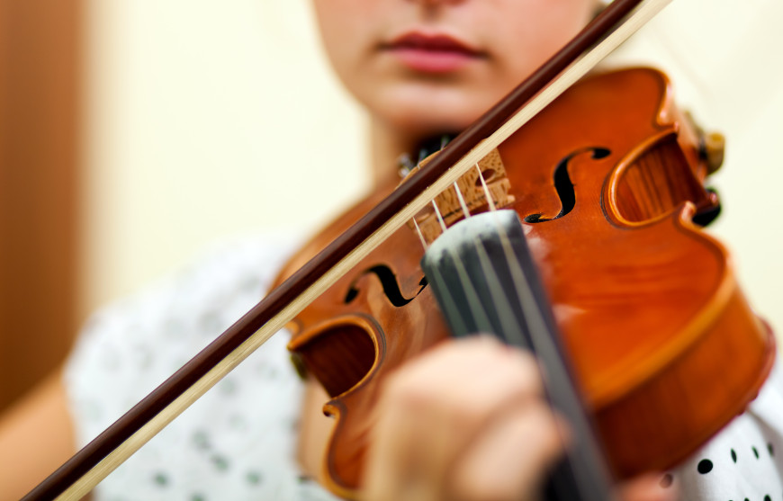 Beginner violin student taking a violin lesson online at Lessonface