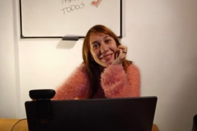 Image of Carolina Amoruso behind her laptop teaching Spanish online