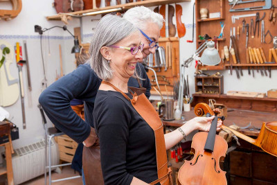 Extreme violin maintenance with a couple of luthiers having fun