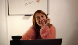 Image of Carolina Amoruso behind her laptop teaching Spanish online