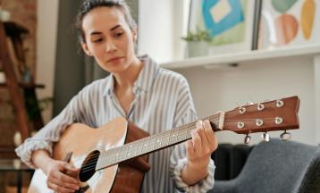 Beginner Guitar Crash Course: Start Playing Songs Today!