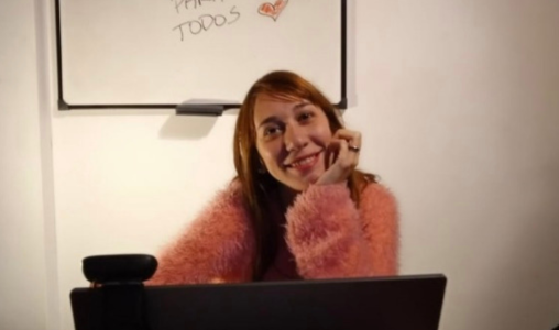 Image of Carolina Amoruso behind her laptop teaching Spanish online