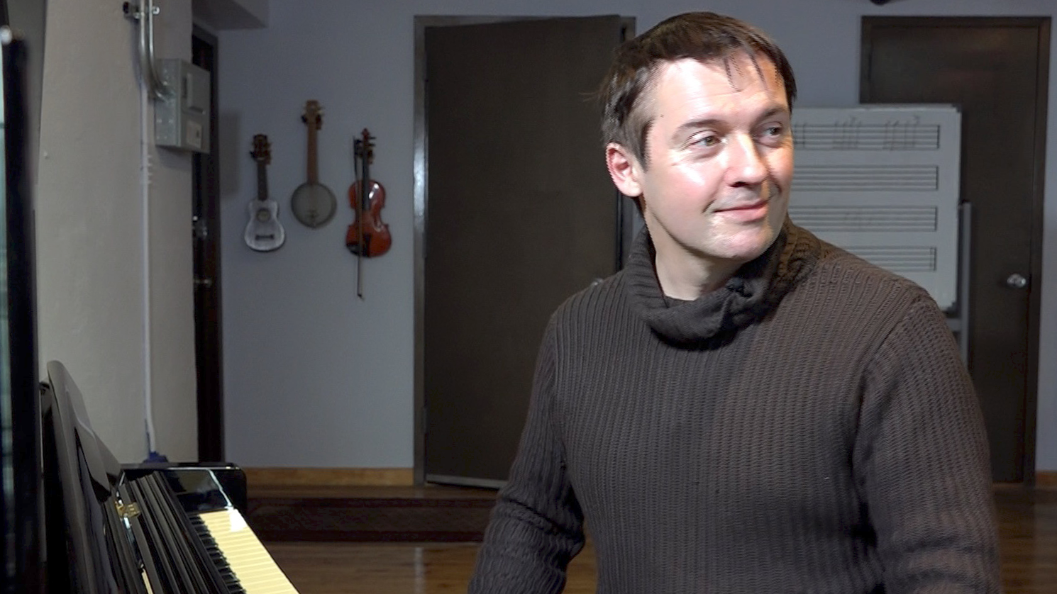 Simon Mulligan teaching a piano class